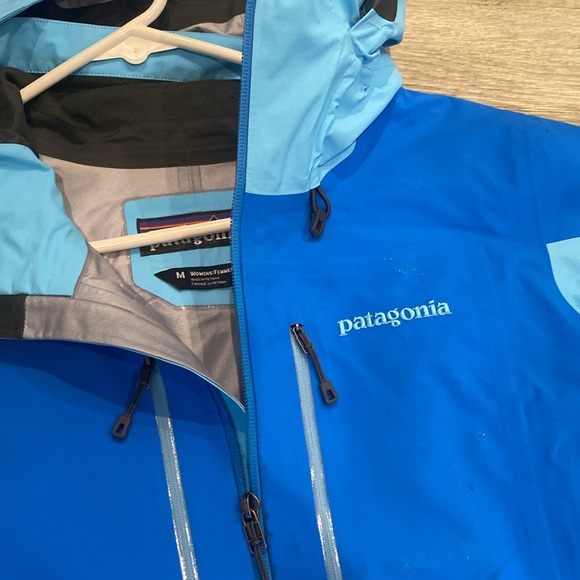 Patagonia size medium waterproof jacket - Picture 2 of 4